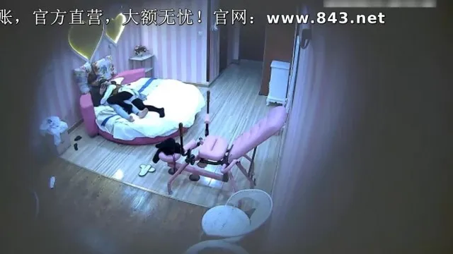 Una hermosa chica y el novio de su mejor amiga fueron filmados en secreto teniendo una aventura en una habitación de hotel. ¡Los dos estaban teniendo un polvo apasionado y apasionado!