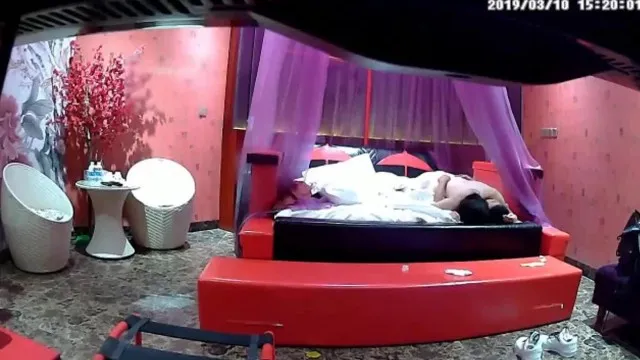 Les dernières images divulguées d'une chambre de luxe dans un love hôtel ont été filmées en secret. Un couple d'étudiants venu s'enregistrer dans la chambre sans cours l'après-midi est plutôt doué pour s'amuser et regarde probablement beaucoup de films d'action.