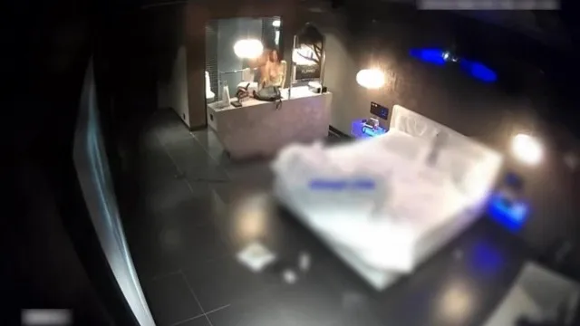 La belle avec des bonnets D et des bas noirs avec une taille fine et un gros cul a été baisée par son petit ami dans diverses positions du lit à la salle de bain et retour au lit, la faisant gémir sans cesse. L'homme filmait tout le processus avec. son téléphone portable !