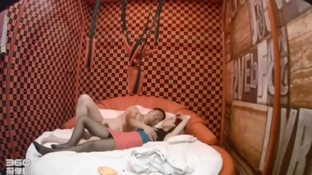 [Exclusivo] Uma esposa e empresária assexuada se apaixonou por um pai solteiro local. Depois de trabalhar no hotel, ela foi para casa e fingiu ser boazinha e cozinheira.