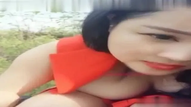 Transmisión en vivo en Dashen HD de la presentadora de belleza de grandes pechos Shasha y el chico guapo Xiaolin jugando juegos salvajes y discutiendo experiencias sexuales con amigos lobos.