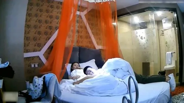 [独家]大叔拖着嫩妹到旅馆狂操，妹子一脸好爽要人继续插