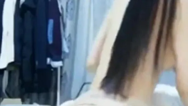 雪乳美女在上面摇啊摇还一边抠逼，哥哥好爽