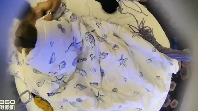 主题房俯拍大金链子小手表土豪哥性欲旺盛与阴毛茂密身材不错妹子歇歇干干共打了5炮体格不行真受不了