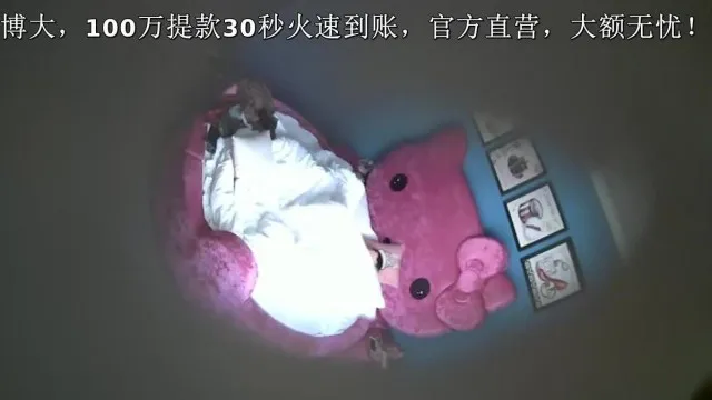 特色小旅馆哈喽KT圆床偷拍愣青小伙和大奶少妇激情啪啪前情深一吻