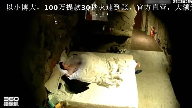 Uma lésbica moleca em um hotel estilo caverna alternativo se hospeda em um quarto de hotel e fode, fode e lambe sua boceta. Acontece que é assim que elas vivem sua vida sexual.