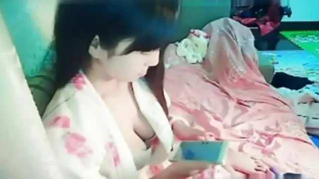 外表清纯的妹子与土豪QQ一对一道具大秀