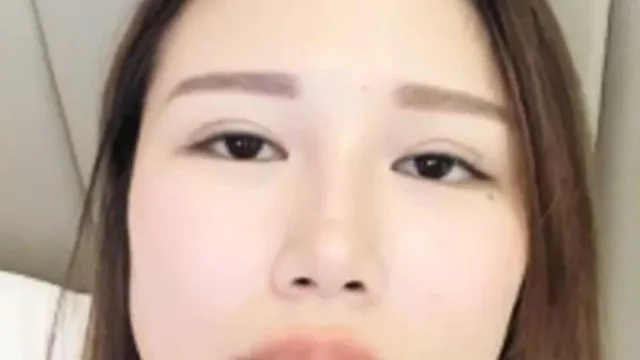 交友网站上约炮刚离婚的年轻妹妹~酒店重口味开房间大玩