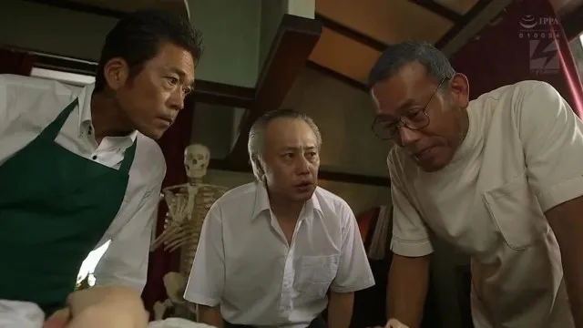 太太第一次！！人妻出轨传道士！！ 葵ヒトリ原作 让巨乳寡妇睡着后侵犯她 佐山爱