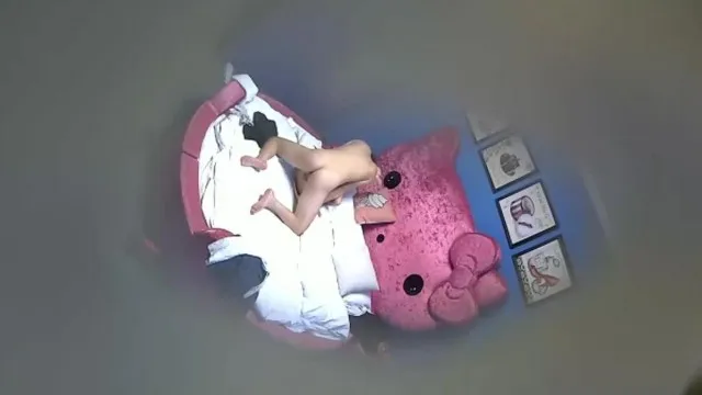 温馨浪漫主题宾馆憋坏的小伙进屋就把美女妹纸按床上扒光猛搞私处啪啪打几炮后来不知因为啥生气吵起来了
