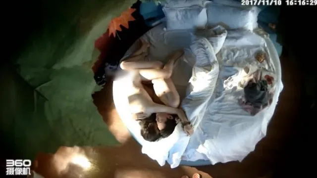 El dormitorio azul filmó con franqueza a una belleza universitaria súper pura y bonita y su novio. Los dos eran muy tímidos al comienzo de la cita. Al final, el hombre no pudo evitar quitarle la ropa a la belleza y follarla. dos veces.