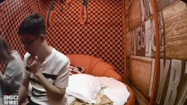 酒店偷拍气质漂亮的女白领开好房间等男友买来情趣黑丝后迫不及待穿上啪啪,外表斯文缺那么骚