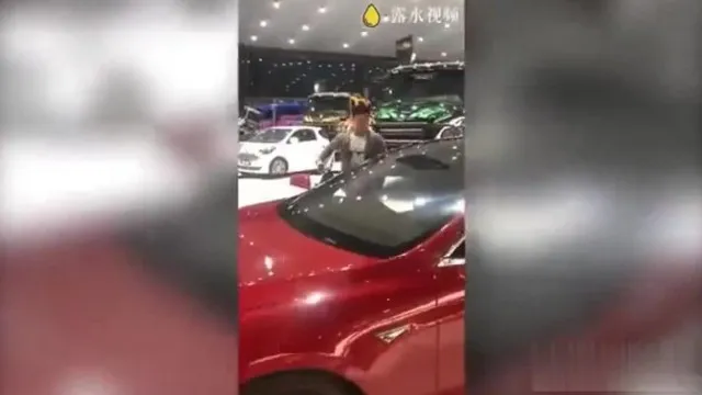 门事件超骚嫩模车展现场趁着人少被男友强行塞入遥控跳单手机控制真刺激