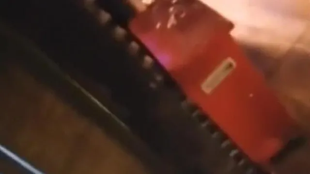 Ao ar livre, uma celebridade de alta energia da Internet, âncora de beleza, pega um jovem em uma festa de carro em um bar de praça e faz sexo com ela no banheiro.