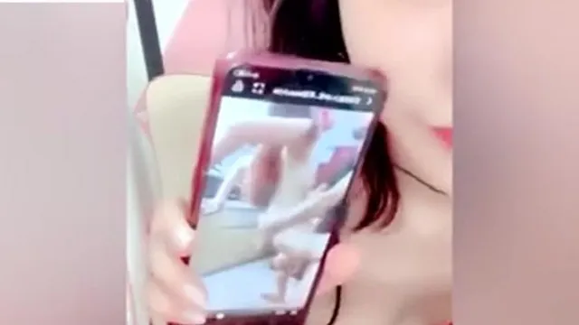 La belle présentatrice traite ses seins et expose sa chatte pour taquiner son ami loup.