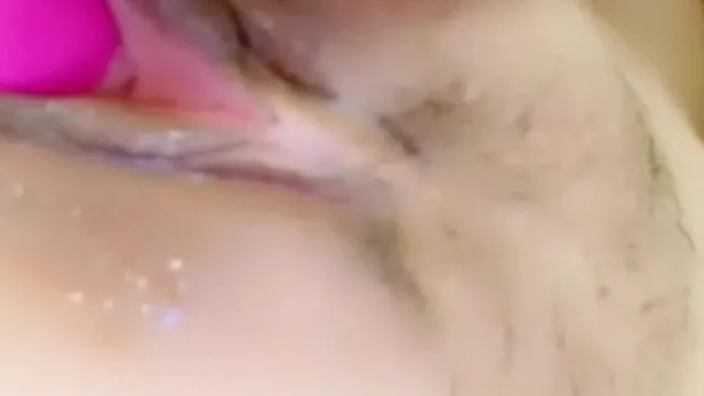 高颜值苗条身材短发妹子洗澡ZI慰