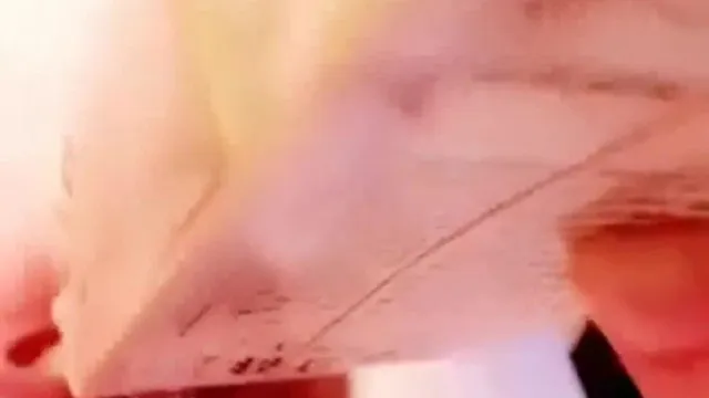 可爱萝莉萌妹给逼逼里面灌牛奶