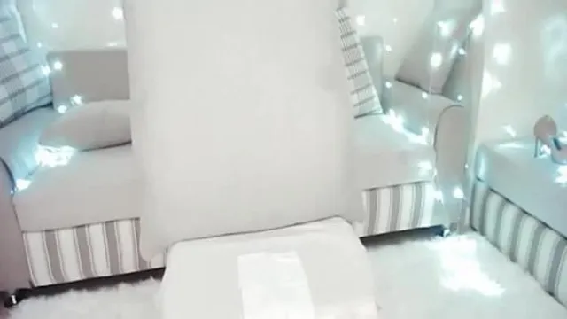 UT骚货女神佩琦(小FUN)学生装性感黑丝一对一