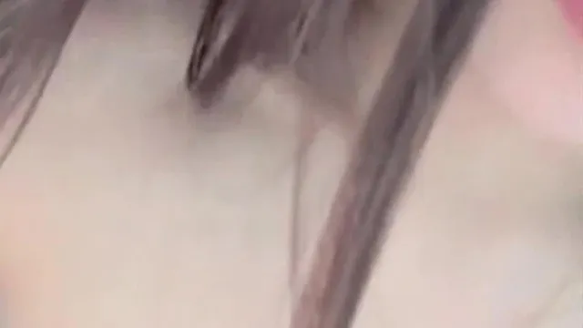 眼鏡をかけた容姿端麗な女の子が、魅惑的な大きな白い胸と小道具を使ってオナニーショーを主催し、彼女のピンク色のマンコにはバイブレーターが詰め込まれています