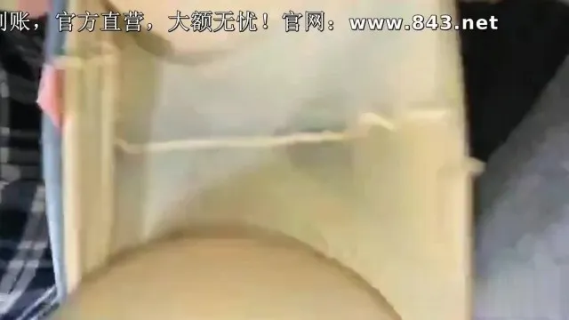 Al igual que AOA Seolhyun, una chica tranquila y de pelo largo es follada por la gran polla de su novio y se hace un selfie en un primer plano de su precioso coño, sin condón, y finalmente se suena la boca y se corre.