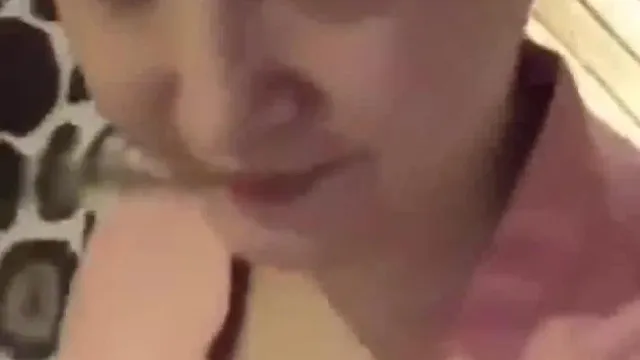 百度热搜某女遭网友怒怼各种场所大胆露骨发骚挑逗合集