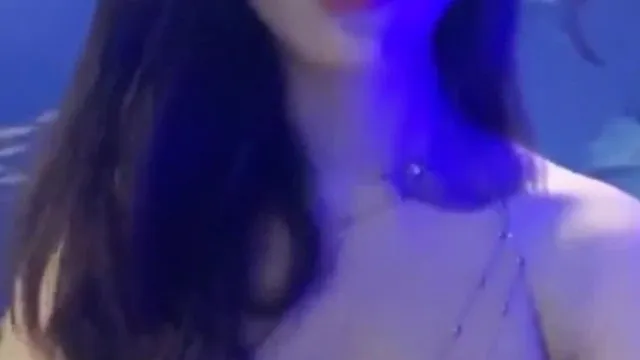 Une ancre super salope se masturbe jusqu'à l'orgasme et fait pipi avec des accessoires nus à côté de la baignoire de l'hôtel