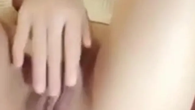 极品无毛白虎嫩妹褪去丝袜揉奶抠穴小穴慢慢流出一些淫液非常诱人