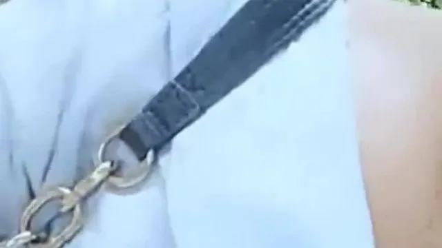 让人想不到样子清纯的妹子居然在公园色诱个老头到厕所调教