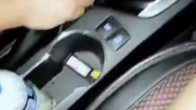 強い性欲を持つ若い女性が、ホテルの部屋を予約するためにディディのドライバーとつながり、友人に電話して3Pをする