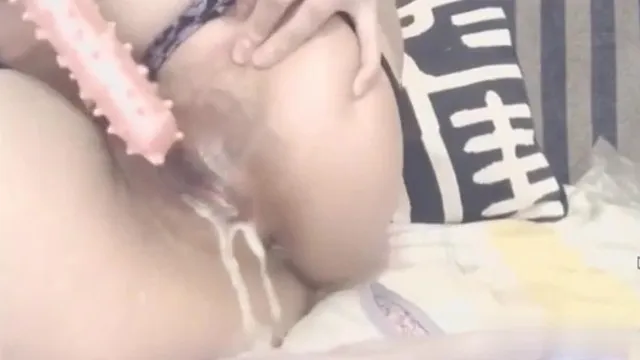 美腿性感网红小辣椒搔首弄姿淫语自述挑逗狼牙棒自慰高潮颤抖大量冒白浆如豆浆