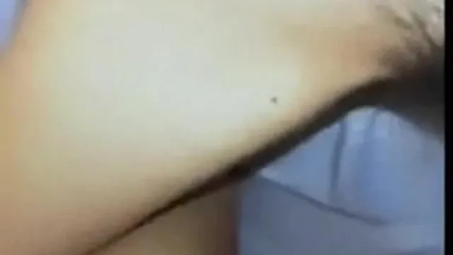 A colega de classe que estava transando com sua irmã de ressaca acordou atordoada assim que entrou na sala.