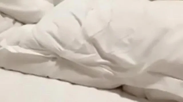 高顏值短髮萌女孩與開蜜鏡頭前現場表演雙人自慰大秀