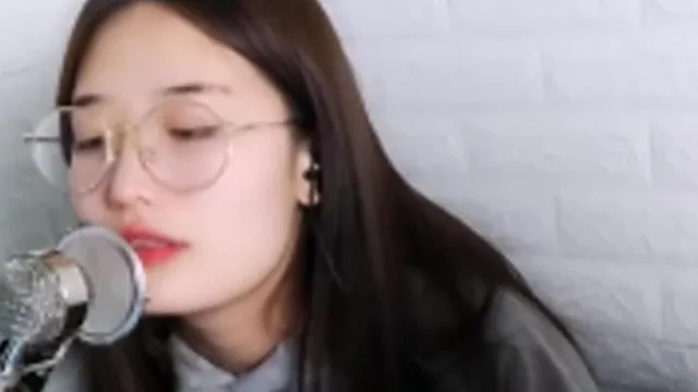 长相清纯漂亮美女主播和炮友啪啪大秀还是个才艺唱歌主播身材也很棒激情啪啪很诱人（1）