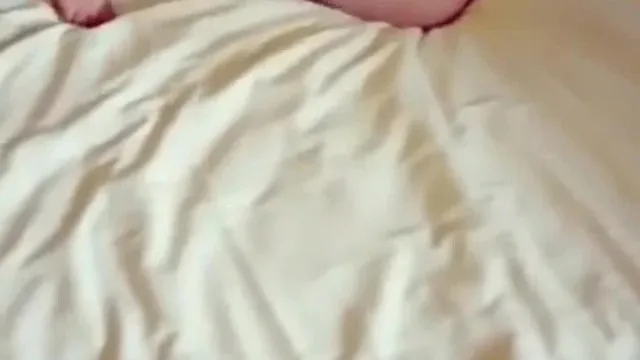 Quando meu ex-namorado volta para casa, ele quer satisfazer seus desejos. Ele se reveza em várias posições e alimenta diretamente a bucetinha macia da vagabunda.