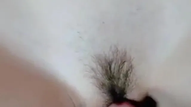 Una chica delgada y de piel clara se hace un selfie en primer plano de dos personas teniendo sexo, frotándose su coño rosado, follando y eyaculando al aire libre, lo cual resulta muy tentador.