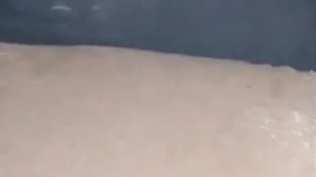 Deux salopes aux gros seins font du sexe K3P. Elles se touchent les seins, relèvent leurs jupes et baisent fort par derrière sur le canapé.