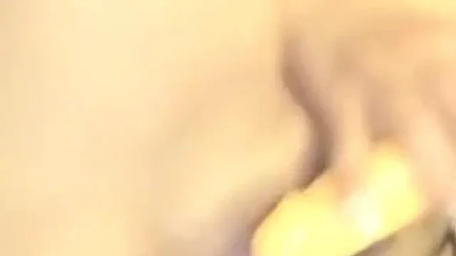 高顔值苗条大屁股妹子卫生间自慰