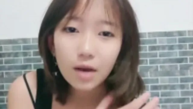 短发学生妹子韵味十足几天没被插小穴边粉嫩呢