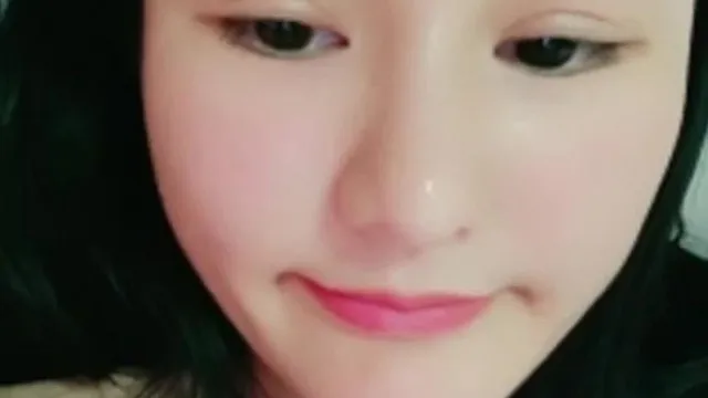 [Leaked Chinese Anchor] Uma garota bonita com uma bucetinha gorda fica nua com um vibrador e se masturba com um pênis grande em sua bucetinha rosa