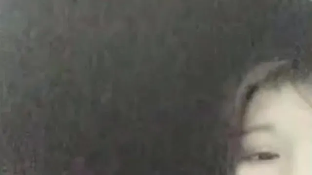 小情侣小旅馆一起滚小床单~小伙子技术很厉害~搞的女友连抠带舔的叫了淫荡