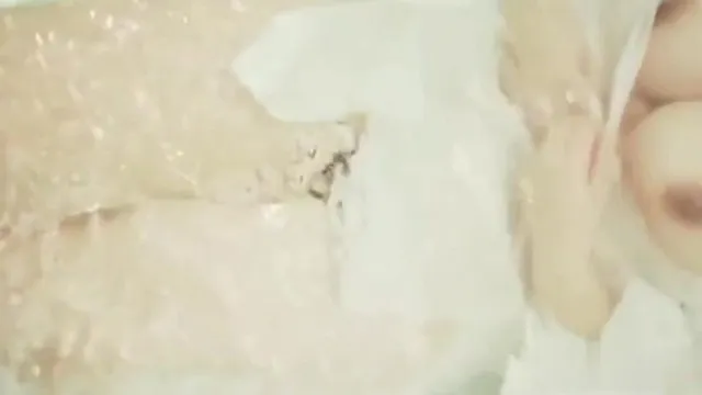 M. Cang, le propriétaire qui aime la photographie, joue avec une fille aux gros seins dans la baignoire dans un magnifique chef-d'œuvre, lui suçant le vagin et pompant ses seins, faisant haleter et gémir la fille.