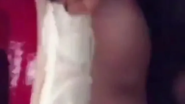 汤不热美女和粉丝在车里互动喷出好多水