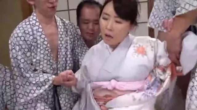温泉旅館の女将さんが超美人なのに残念。 。私は仕事のためにこのように犯されました