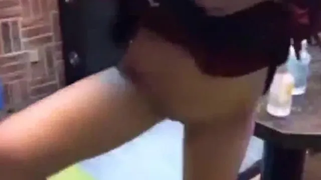 很是风骚女主播ktv开了间房 伴着嘈杂的音乐 直接秀起来了 也是会玩
