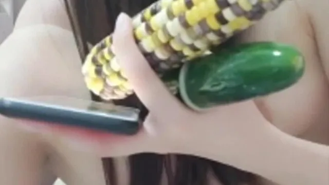 [Se filtró el ancla china] ¡Suelta el pepinito y déjame hacerlo! ¡La tetona presentadora en vivo se siente tan sola en el trabajo! Aunque le metas un pepino, no quedarás satisfecho: mejor un palito de carne