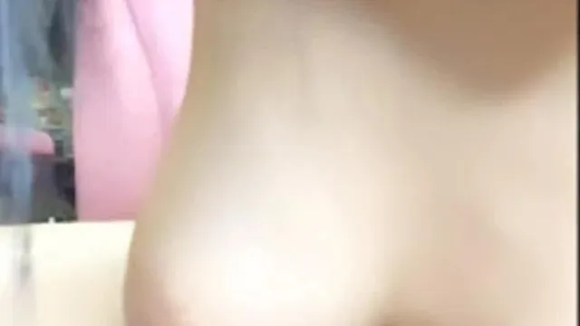 巨乳眼镜妹子裸秀脱光光床上自摸奶子逼逼挺诱人