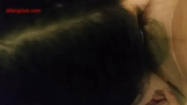 Quedó al descubierto el vídeo de una universitaria que disfruta mucho del sexo y su novio teniendo sexo. Ella fue entrenada para ser muy obediente.