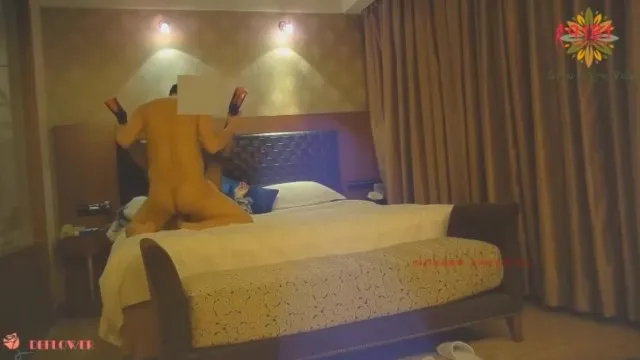 气质俱佳的超短裙制服小姐颜值气质极高,被我内射2次