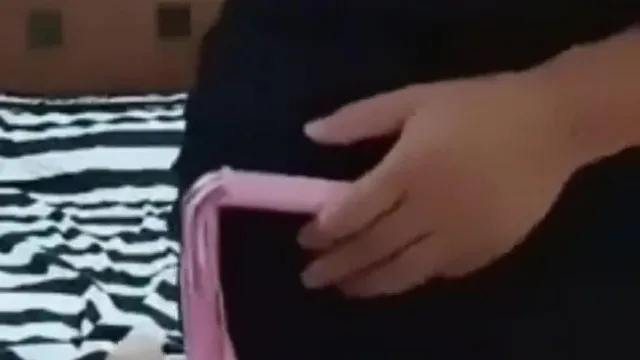 Una preciosa presentadora de pelo corto y bonitos pechos realiza una trama para seducir a un chico de las telecomunicaciones que viene a instalar banda ancha y a practicar sexo SM.