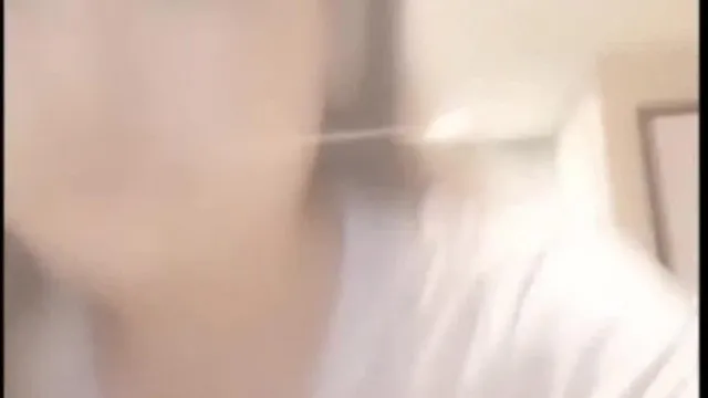 Uma jovem muito bonita sai para ficar com um dançarino de quadrilha à noite. Depois de comer os peitos na praça, ela pega um táxi e vai buscar uma casa.